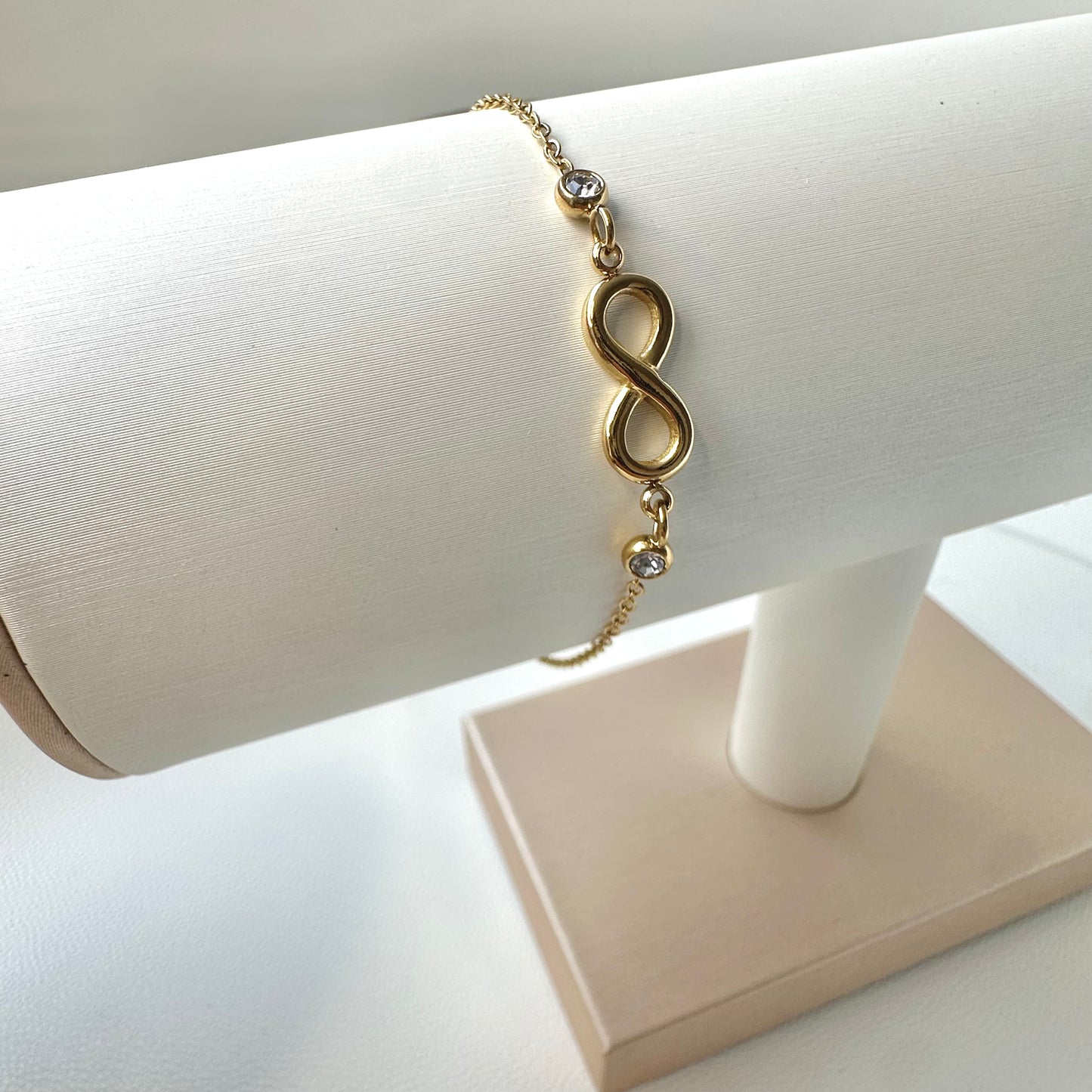 Bracelet infini doré - Élégance intemporelle