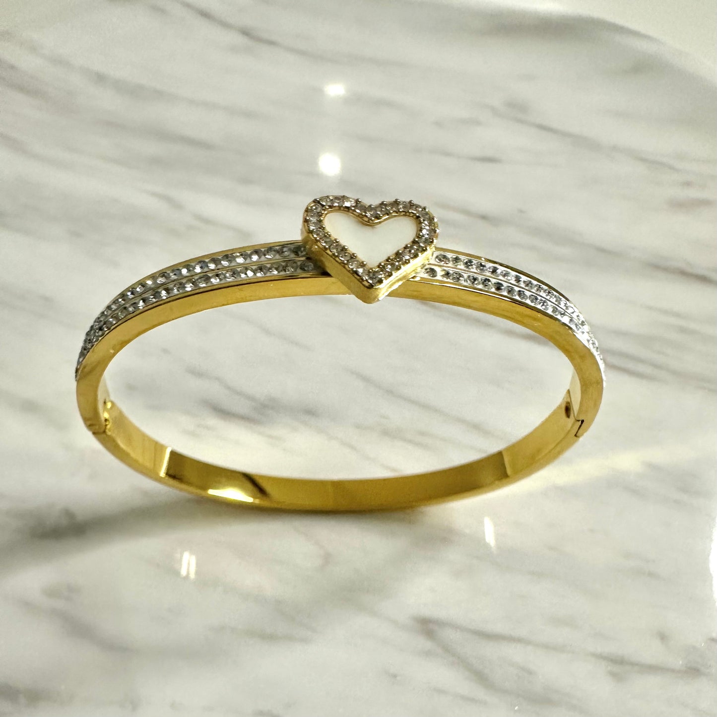 Bracelet jonc en acier inoxydable doré – Cœur strass