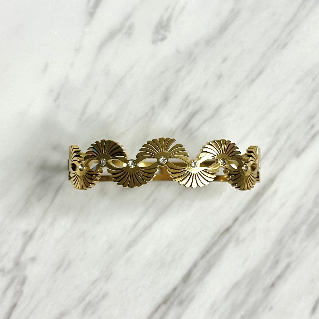 Bracelet jonc en acier inoxydable doré – Motif éventail ajouré