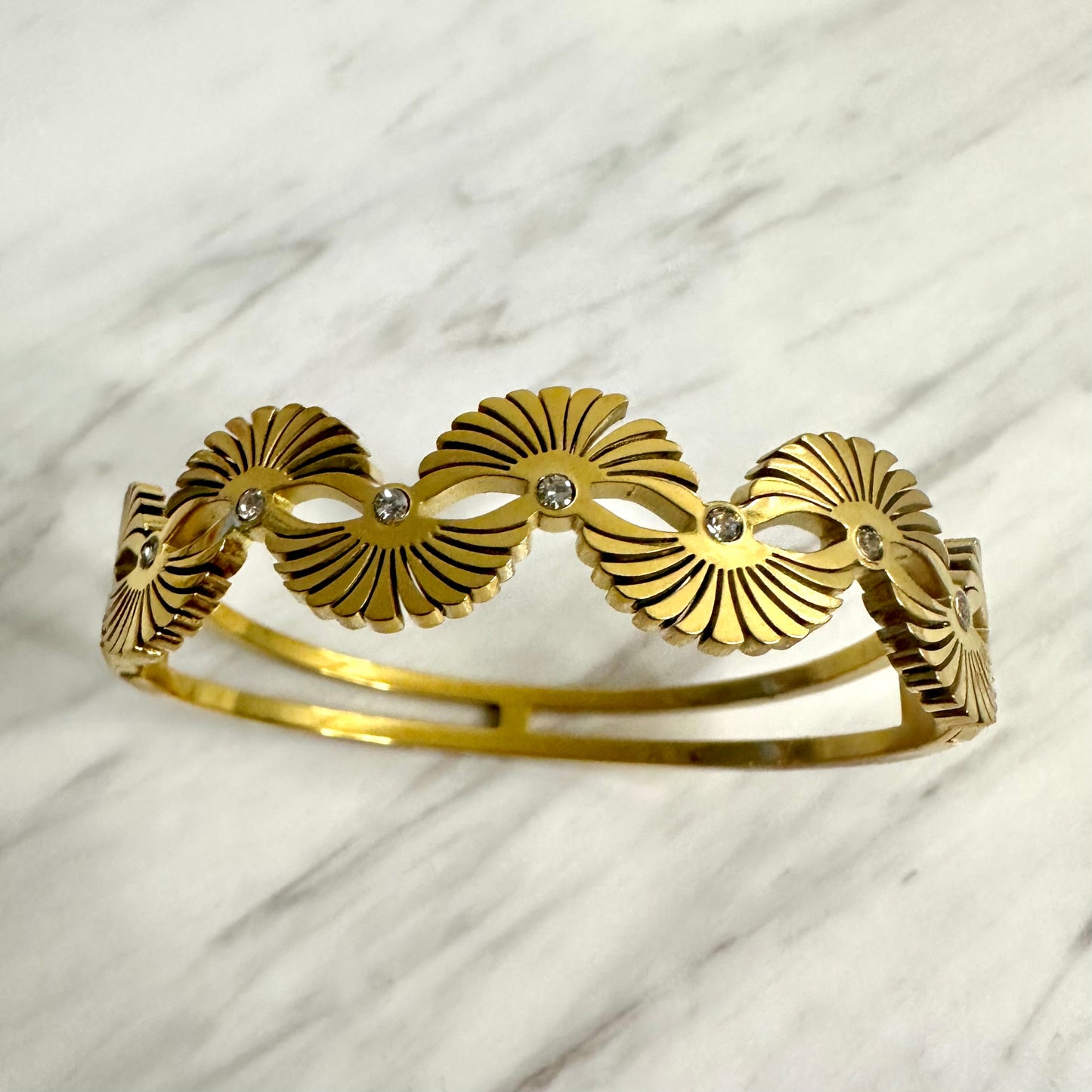 Bracelet jonc en acier inoxydable doré – Motif éventail ajouré