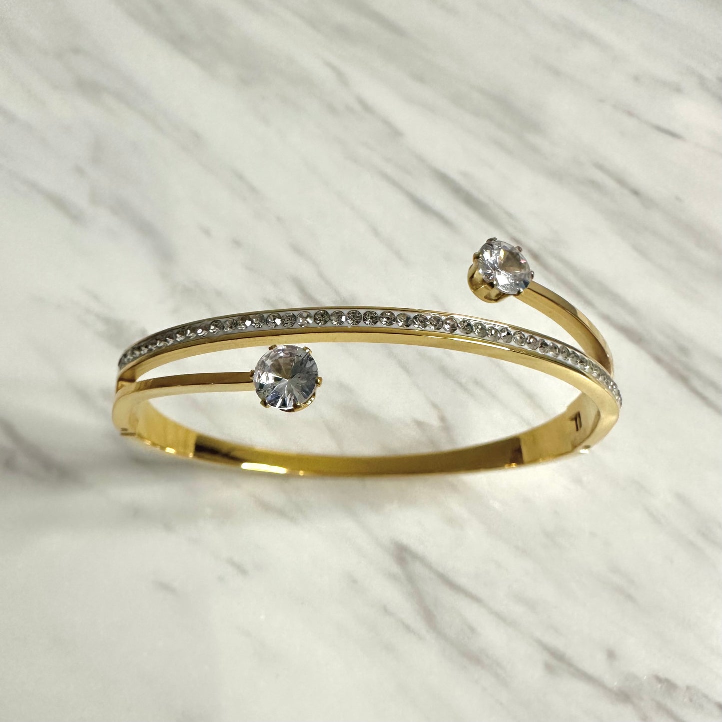 Bracelet jonc ouvert en acier inoxydable doré – Double strass